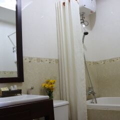 Отель Nhi Trung Hotel Вьетнам, Хойан - отзывы, цены и фото номеров - забронировать отель Nhi Trung Hotel онлайн ванная фото 2