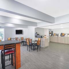 Отель Days Inn by Wyndham Gatlinburg On The River