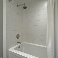 Отель Noel Suites-Gastown Канада, Ванкувер - отзывы, цены и фото номеров - забронировать отель Noel Suites-Gastown онлайн ванная