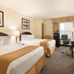 Отель Travelodge by Wyndham Calgary International Airport South Канада, Калгари - отзывы, цены и фото номеров - забронировать отель Travelodge by Wyndham Calgary International Airport South онлайн комната для гостей фото 3