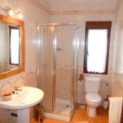 Отель House With 8 Bedrooms in Cenicientos, With Wonderful Mountain View and Furnished Terrace Эль-Баррако ванная