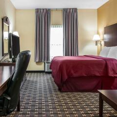 Отель Clarion Inn & Suites Northwest комната для гостей фото 2