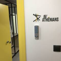 Апартаменты The Athenians Modern Apartments сейф в номере