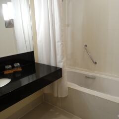 Отель City Garden Suites Manila Филиппины, Манила - 1 отзыв об отеле, цены и фото номеров - забронировать отель City Garden Suites Manila онлайн ванная