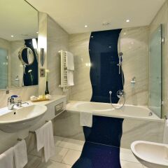 Отель Best Western Premier Parkhotel Kronsberg ванная фото 2