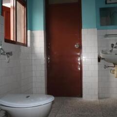 Отель Travellers Dorm Bed & Breakfast Непал, Катманду - отзывы, цены и фото номеров - забронировать отель Travellers Dorm Bed & Breakfast онлайн ванная