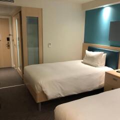 Отель Hampton by Hilton Bristol Airport сейф в номере