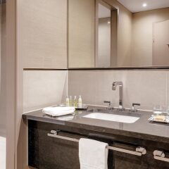 Отель Hilton Munich City Германия, Мюнхен - 9 отзывов об отеле, цены и фото номеров - забронировать отель Hilton Munich City онлайн ванная фото 2