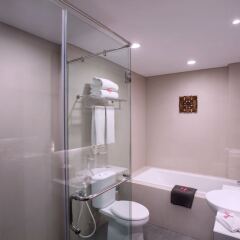 Отель Grand Mercure Yogyakarta Adi Sucipto Индонезия, Слеман - отзывы, цены и фото номеров - забронировать отель Grand Mercure Yogyakarta Adi Sucipto онлайн ванная фото 2