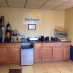 Отель Days Inn by Wyndham Great Bend США, Хойзингтон - отзывы, цены и фото номеров - забронировать отель Days Inn by Wyndham Great Bend онлайн гостиничный бар