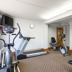 Отель Clarion Inn and Summit Center фитнесс-зал фото 2