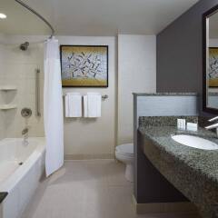 Отель Courtyard by Marriott Montreal Airport Канада, Монреаль - отзывы, цены и фото номеров - забронировать отель Courtyard by Marriott Montreal Airport онлайн ванная