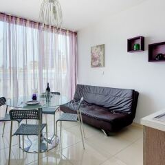 Отель Modern Penthouse in the Heart of Saint Julian's Мальта, Сан Джулианс - отзывы, цены и фото номеров - забронировать отель Modern Penthouse in the Heart of Saint Julian's онлайн комната для гостей