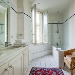 Отель Secluded in the Heart of the 16th Париж ванная