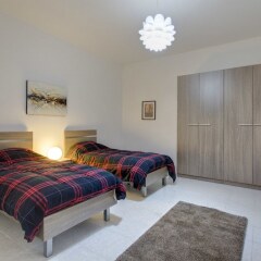 Отель Seafront Apartment, Marvelous Views GR8 Location Мальта, Слима - отзывы, цены и фото номеров - забронировать отель Seafront Apartment, Marvelous Views GR8 Location онлайн комната для гостей