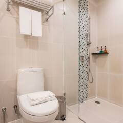 Отель Adelphi Suites Sukhumvit By Compass Hospitality Бангкок ванная