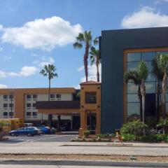 Отель Quality Inn & Suites Los Angeles Airport - LAX фото 3