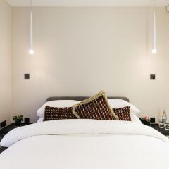 Апартаменты Homely and Chic 2 Bed Apartment Лондон сейф в номере