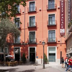 Отель Petit Palace Plaza del Carmen парковка