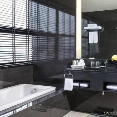 Отель Holiday Inn Bangkok Sukhumvit Бангкок ванная фото 2