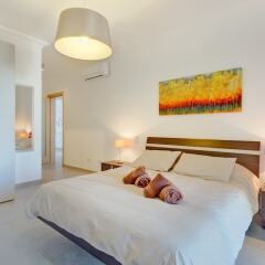 Отель Stunning Seafront Lux Apt, Fort Cambridge wt Pool Мальта, Слима - отзывы, цены и фото номеров - забронировать отель Stunning Seafront Lux Apt, Fort Cambridge wt Pool онлайн комната для гостей фото 3