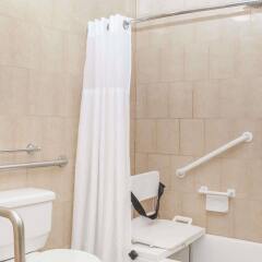 Отель Travelodge by Wyndham Sylmar CA США, Лос-Анджелес - отзывы, цены и фото номеров - забронировать отель Travelodge by Wyndham Sylmar CA онлайн ванная фото 2