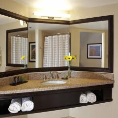 Отель Embassy Suites Los Angeles - International Airport/North США, Лос-Анджелес - отзывы, цены и фото номеров - забронировать отель Embassy Suites Los Angeles - International Airport/North онлайн ванная