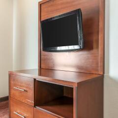 Отель Comfort Suites Columbus сейф в номере
