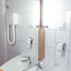 Отель Ibis Kaunas Centre Литва, Каунас - 9 отзывов об отеле, цены и фото номеров - забронировать отель Ibis Kaunas Centre онлайн ванная фото 2