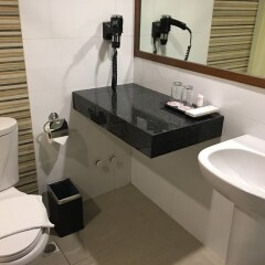 Отель Waterfront Pavilion Hotel and Casino Manila Филиппины, Манила - отзывы, цены и фото номеров - забронировать отель Waterfront Pavilion Hotel and Casino Manila онлайн ванная фото 2