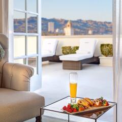 Luxe Hotel Rodeo Drive в номере