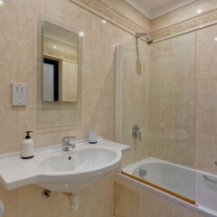 Отель Central Apartment in St Julian's, Perfect for Families Мальта, Сан Джулианс - отзывы, цены и фото номеров - забронировать отель Central Apartment in St Julian's, Perfect for Families онлайн ванная