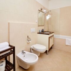 Апартаменты Three Golden Crowns Apartments Прага ванная