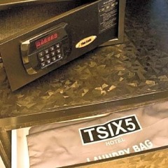 Отель Tsix5 Phenomenal сейф в номере