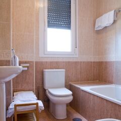 Отель Apartamentos Solamaza Испания, Арнуэро - отзывы, цены и фото номеров - забронировать отель Apartamentos Solamaza онлайн ванная фото 2