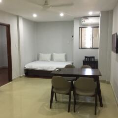Апартаменты AirAnc 602 Airport Apartments and Cars комната для гостей