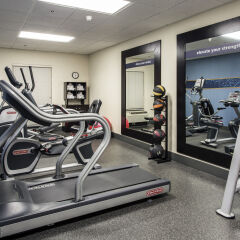 Отель Hampton Inn by Hilton Troy фитнесс-зал