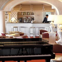 Отель Grand Hotel Smeraldo Beach Италия, Байя-Сардиния - 1 отзыв об отеле, цены и фото номеров - забронировать отель Grand Hotel Smeraldo Beach онлайн гостиничный бар