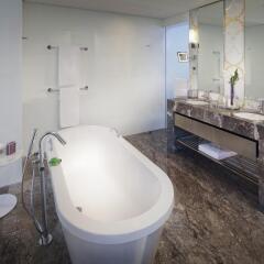 Jumeirah at Etihad Towers Hotel ванная