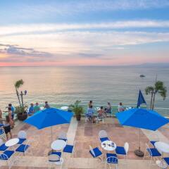 Отель Blue Chairs Resort by the Sea
