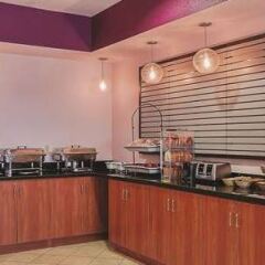 Отель La Quinta Inn & Suites Tulare питание фото 3