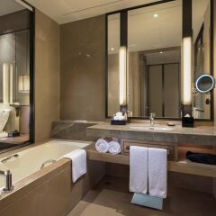 Отель DoubleTree by Hilton Hotel Xiamen - Haicang Китай, Сямынь - отзывы, цены и фото номеров - забронировать отель DoubleTree by Hilton Hotel Xiamen - Haicang онлайн ванная фото 2