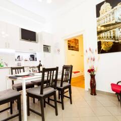 Апартаменты Like Home - Opera Apartments комната для гостей фото 4