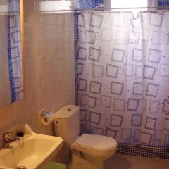 Отель Hostal Blanes La Barca Испания, Бланес - отзывы, цены и фото номеров - забронировать отель Hostal Blanes La Barca онлайн ванная