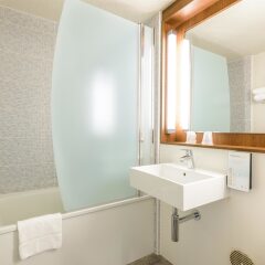 Отель Campanile Toulouse Sesquieres Франция, Тулуза - 1 отзыв об отеле, цены и фото номеров - забронировать отель Campanile Toulouse Sesquieres онлайн ванная фото 2