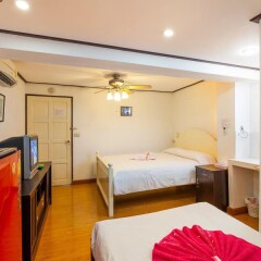 Отель Mhc Guest House Бангкок сейф в номере