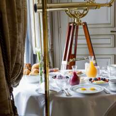 Отель Le Meurice Dorchester Collection Париж в номере фото 2