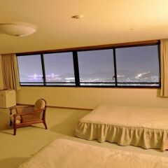 Отель Enjoy The Night View Of Nagasaki And Shippoku Cuisine | Nissho Cans New Wing Baishokaku Нагасаки комната для гостей фото 2
