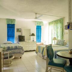 Апартаменты Sky View Beach Studio - Montego Bay Club комната для гостей