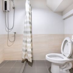 Visut House - Hostel Бангкок ванная